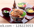 豬排飯、味噌湯、沙拉等色彩繽紛的日式套餐 128223053
