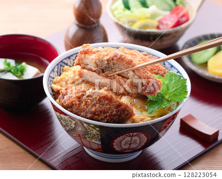 豬排飯、味噌湯、沙拉等色彩繽紛的日式套餐 128223054