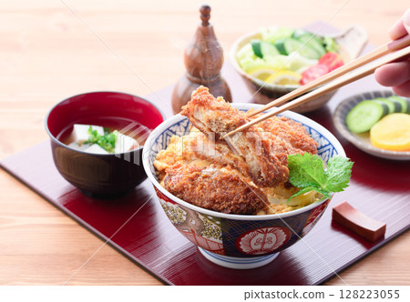 豬排飯、味噌湯、沙拉等色彩繽紛的日式套餐 128223055