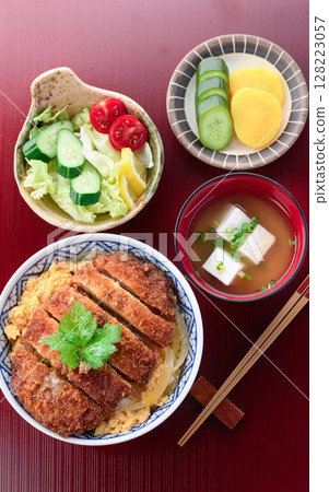 豬排飯、味噌湯、沙拉等色彩繽紛的日式套餐 128223057