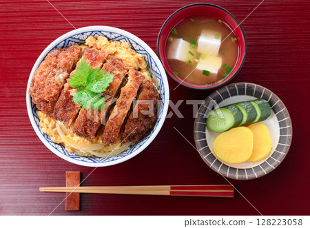 豬排飯、味噌湯、沙拉等色彩繽紛的日式套餐 128223058