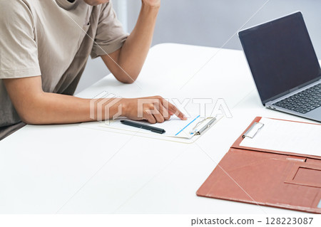 檢查文件的黑人 128223087
