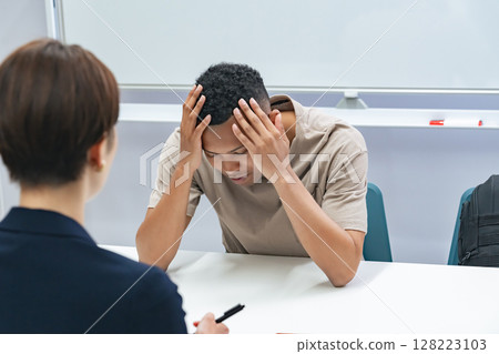 一名日本女工作人員正在採訪一名陷入困境的黑人男子 128223103