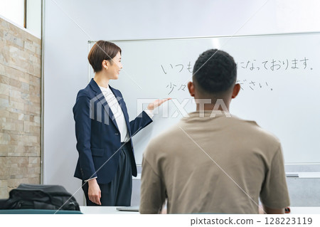 一名女教師在日語學校向一名黑人男子講授商業用語 一名女教師在日語學校向一名黑人男子講授商業用語 128223119