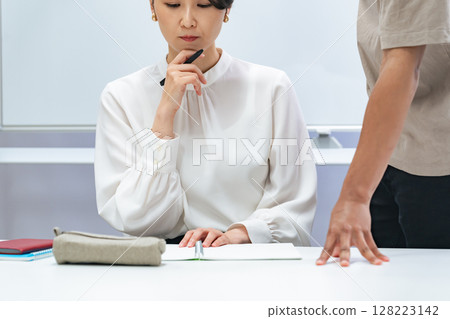 一名黑人男子和一名日本女子在教室裡交談 128223142