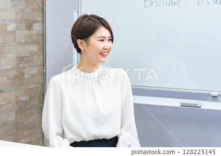 微笑的日本女性在教室裡交談 128223145