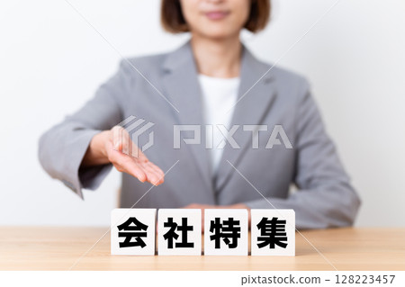 一位中年女商界女性穿著帶有公司特色塊的西裝 128223457