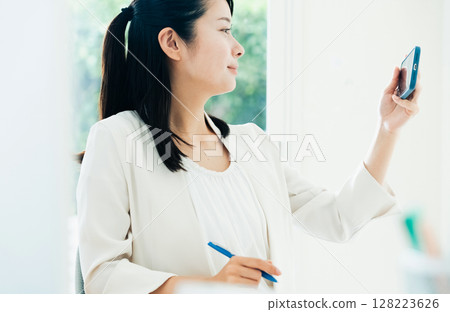 女商人在智慧型手機上觀看視頻 128223626
