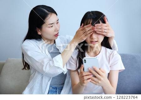 一位不想讓孩子看到有害內容的母親 128223764