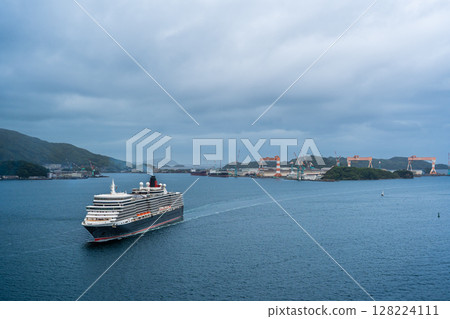 從女神大橋抵達長崎港的遊輪（伊莉莎白女王號）[長崎市] 128224111