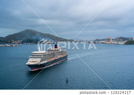 從女神大橋抵達長崎港的遊輪（伊莉莎白女王號）[長崎市] 128224117