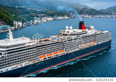 從女神大橋抵達長崎港的遊輪（伊莉莎白女王號）[長崎市] 128224130