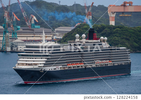從女神大橋抵達長崎港的遊輪（伊莉莎白女王號）[長崎市] 128224158