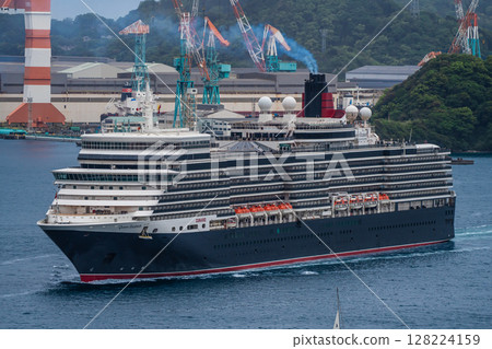 從女神大橋抵達長崎港的遊輪（伊莉莎白女王號）[長崎市] 128224159