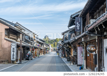 愛知縣犬山市犬山城天守閣及犬山城下町（本町通）的街道 128224245