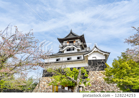 犬山城天守閣，位於愛知縣犬山市，為國寶 128224253