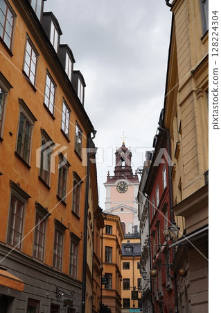 小巷之間可見的斯德哥爾摩大教堂塔樓 128224304