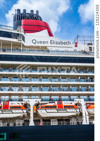 Nagasaki Port Cruise Ship Arrival (Queen Elizabeth) Matsugae Wharf [Nagasaki City] 128224308