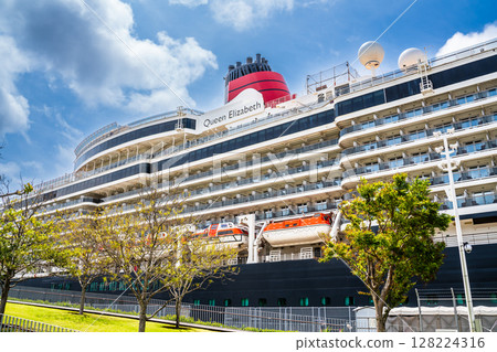 Nagasaki Port Cruise Ship Arrival (Queen Elizabeth) Matsugae Wharf [Nagasaki City] 128224316
