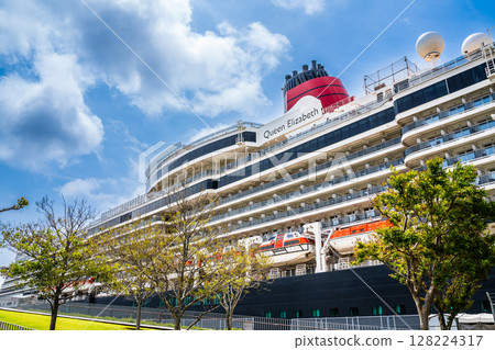 Nagasaki Port Cruise Ship Arrival (Queen Elizabeth) Matsugae Wharf [Nagasaki City] 128224317