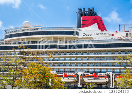 Nagasaki Port Cruise Ship Arrival (Queen Elizabeth) Matsugae Wharf [Nagasaki City] 128224323