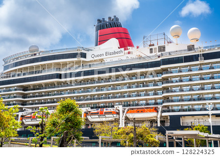 Nagasaki Port Cruise Ship Arrival (Queen Elizabeth) Matsugae Wharf [Nagasaki City] 128224325