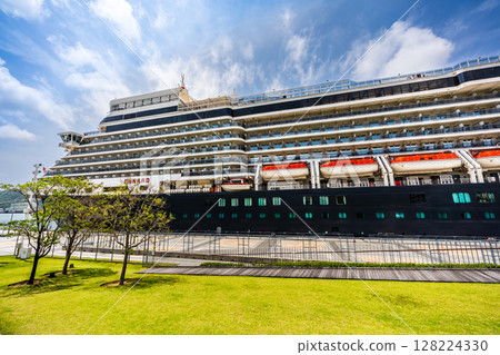 Nagasaki Port Cruise Ship Arrival (Queen Elizabeth) Matsugae Wharf [Nagasaki City] 128224330