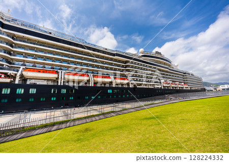 Nagasaki Port Cruise Ship Arrival (Queen Elizabeth) Matsugae Wharf [Nagasaki City] 128224332