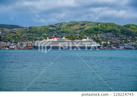 從對岸抵達長崎港的遊輪（伊莉莎白女王號）[長崎市] 128224745