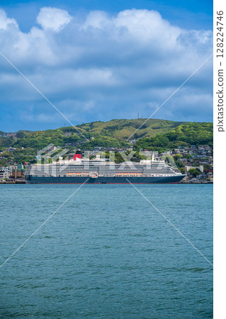 從對岸抵達長崎港的遊輪（伊莉莎白女王號）[長崎市] 128224746
