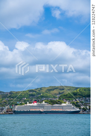 從對岸抵達長崎港的遊輪（伊莉莎白女王號）[長崎市] 128224747