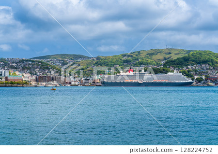 從對岸抵達長崎港的遊輪（伊莉莎白女王號）[長崎市] 128224752