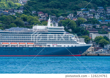 從對岸抵達長崎港的遊輪（伊莉莎白女王號）[長崎市] 128224761