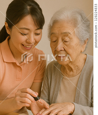 護理人員幫助一位老婦人塗指甲 128224833