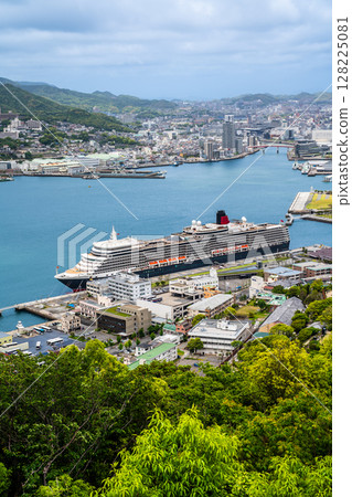 抵達長崎港的遊輪（伊莉莎白女王號） 鍋冠山 [長崎市] 128225081