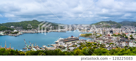 抵達長崎港的遊輪（伊莉莎白女王號） 鍋冠山全景 [長崎市] 128225083