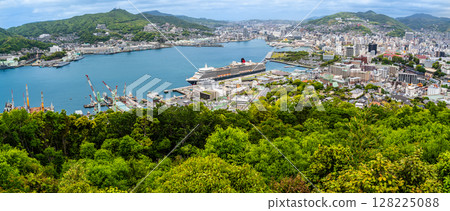 抵達長崎港的遊輪（伊莉莎白女王號） 鍋冠山全景 [長崎市] 128225088