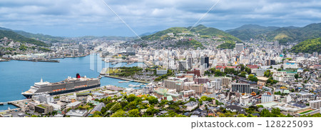 抵達長崎港的遊輪（伊莉莎白女王號） 鍋冠山全景 [長崎市] 128225093