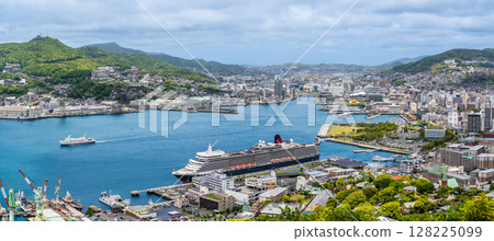 抵達長崎港的遊輪（伊莉莎白女王號） 鍋冠山全景 [長崎市] 128225099