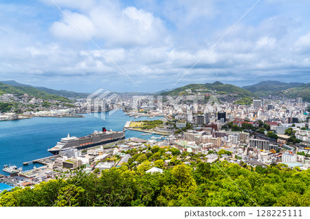 抵達長崎港的遊輪（伊莉莎白女王號） 鍋冠山 [長崎市] 128225111