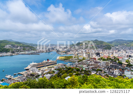 抵達長崎港的遊輪（伊莉莎白女王號） 鍋冠山 [長崎市] 128225117