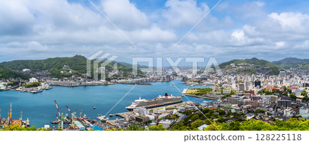 抵達長崎港的遊輪（伊莉莎白女王號） 鍋冠山全景 [長崎市] 128225118