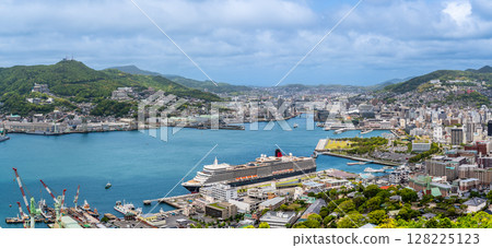 抵達長崎港的遊輪（伊莉莎白女王號） 鍋冠山全景 [長崎市] 128225123