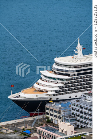 抵達長崎港的遊輪（伊莉莎白女王號） 鍋冠山 [長崎市] 128225135