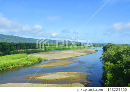 JR Hokkaido, a local train on the Nemuro Main Line from Obihiro Station to Ikeda Station (Summer 2023) 128225560