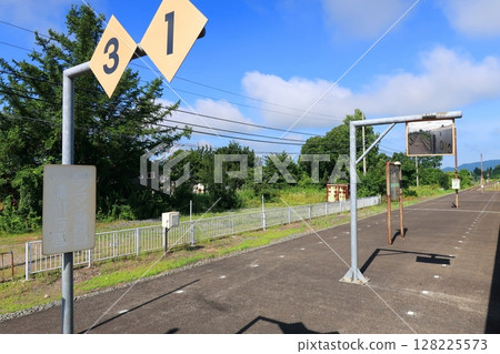 JR Hokkaido, a local train on the Nemuro Main Line from Obihiro Station to Ikeda Station (Summer 2023) 128225573
