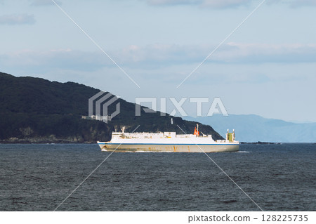 [東京九州渡輪從土佐清水外海駛往真由新門司，為滾裝船] 128225735