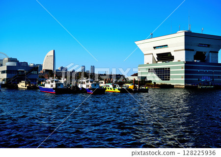 Yokohama Osanbashi Pier and Tonatomirai as seen from the Yamashita Pier wharf 128225936