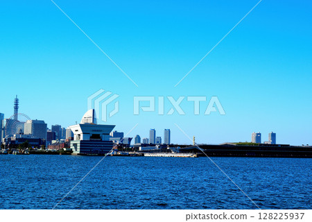 Yokohama Osanbashi Pier and Tonatomirai as seen from the Yamashita Pier wharf 128225937