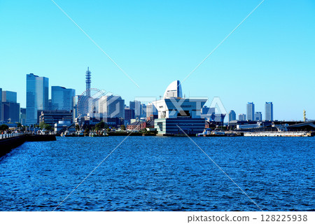 Yokohama Osanbashi Pier and Tonatomirai as seen from the Yamashita Pier wharf 128225938